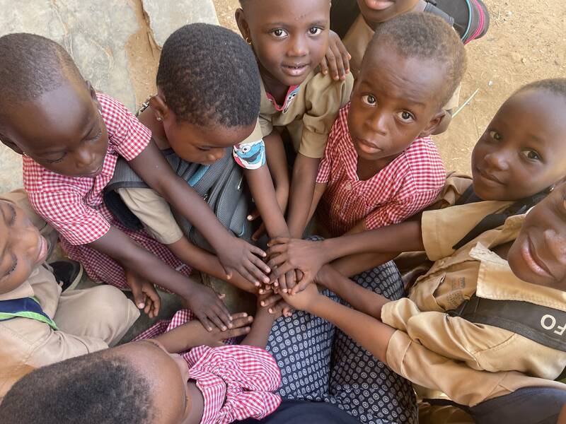 Vorschulkinder in Kara, Togo, legen ihre Hände als Zeichen von Gemeinschaft und Zusammenhalt zusammen