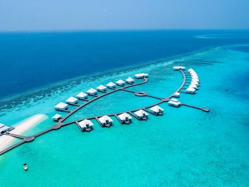 Luftaufnahme der Water Villas im Diamonds Athuruga Beach Hotel auf den Malediven