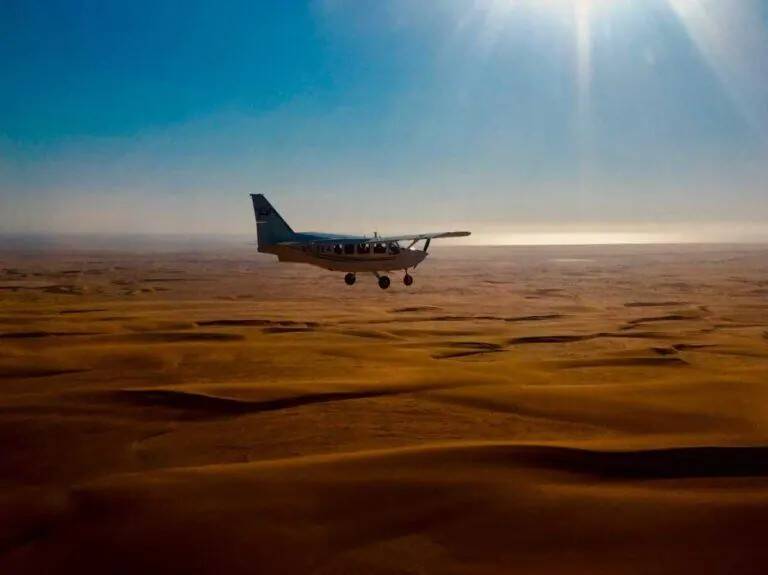 Cessna Caravan über der Wüste von Namibia